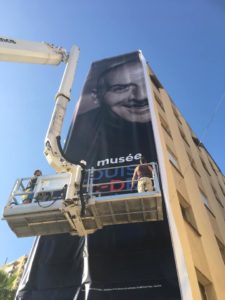 Pose bâche tendue sur la façade du musée Louis de Funès de Saint-Raphaël