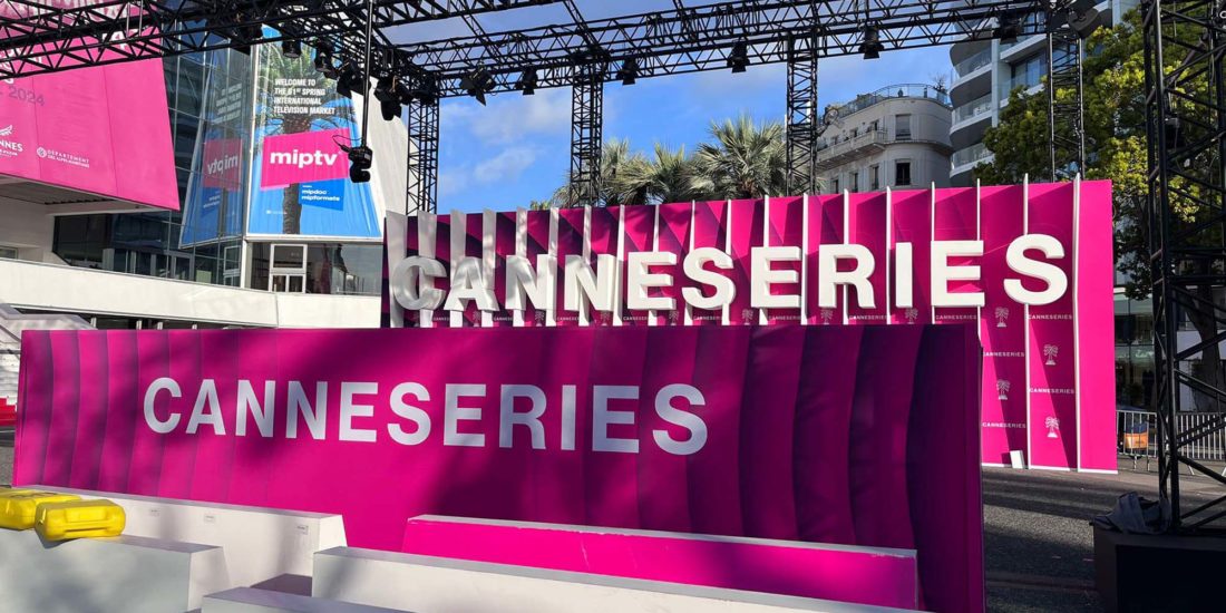 Photocall festival Canneséries fond rose magenta devant lequel les acteurs seront pris en photo