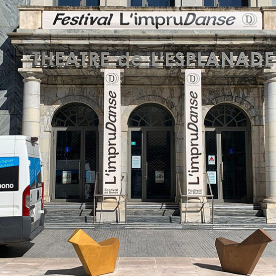 Façade du théâtre de l'Espalanade de Draguignan avec une bâche et deux kakemonos annonçant le festival de danse contemporaine l'ImpruDanse